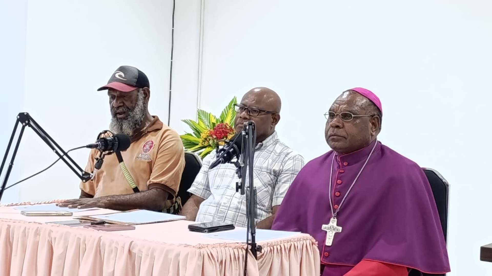 Uskup Keuskupan Timika, Mgr. Bernardus Bofitwos Baru, OSA didampingi Ketu dan Sekretaris Komisi Keadilan dan Perdamaian (SKP), Saul Wanimbo dan Rudolf Kambayong. Foto: Martha/  Papua60detik