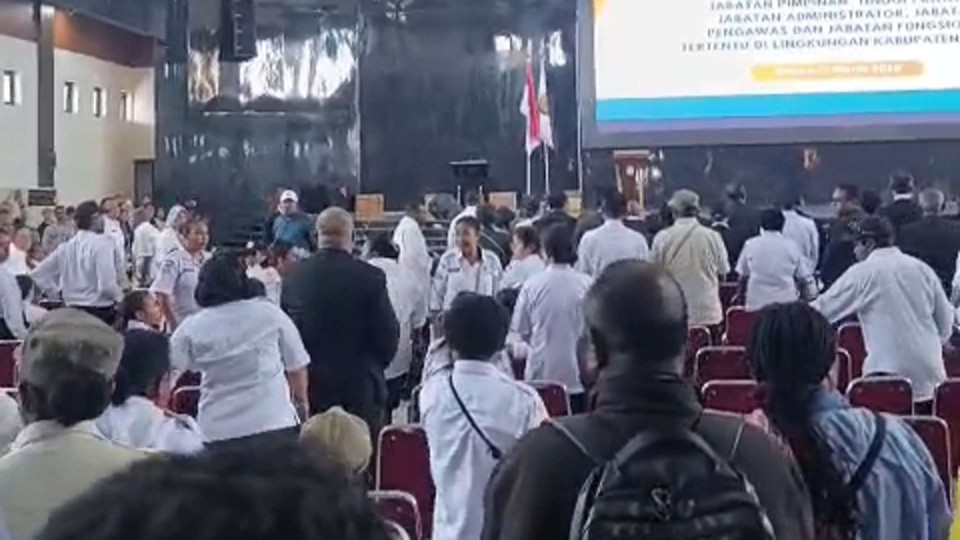 Aksi protes saat pelantikan pejabat di Gedung Eme Neme Yauware, Rabu (11/03/2026). Foto: Martha/ Papua60detik