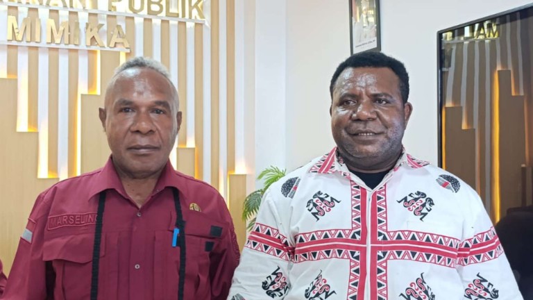 Plt Kepala Dinas Koperasi dan UMKM Mimika, Samuel Yogi dan Kepala DPMPTSP, Marselino Mameyau, foto: Martha/Papua60detik