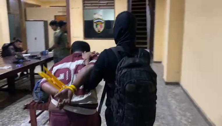 Polisi menangakap terduga pelaku jual beli senjata ilegal di Jayapura. Foto: Satgas ODC