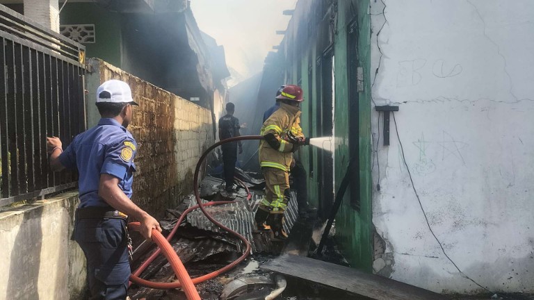 Petugas Damkar memafamkan api pada kwbakaran di Jalan Baru Timika. Foto: Istimewa