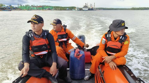Tim SAR Timika lakukan pencarian pemancing jatuh di dermaga. Foto: Istimewa