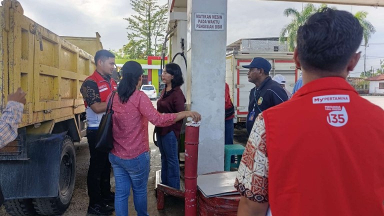 Kepala Disperindag Mimika Sabelina Fitriani dan Sales Branch Manager Pertamina Patra Niaga Rayon II Papua Tengah Junaedi Kala saat melakukan sidak di SPBU SP 2,  foto: Martha/ Papua60detik