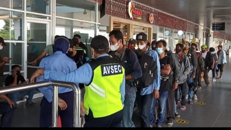 Penumpang di Bandara Mozes Kilangin Timika, foto: Dok/ Papua60detik