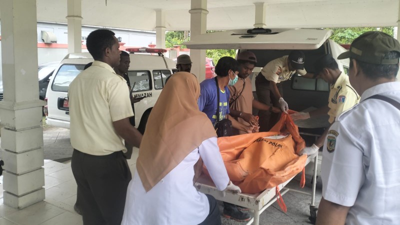 Proses evakuasi jenazah seorang prerempuan yang ditemukan di Kalo Kabur. Foto; Istimewa