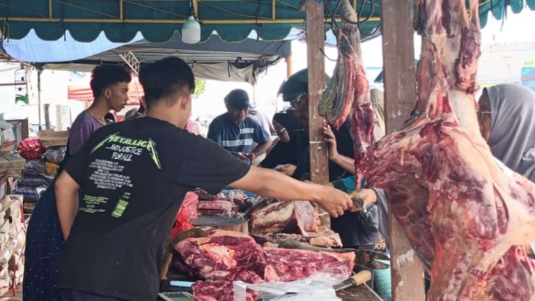 Warga Serbu Yuri Chicken Jelang Lebaran