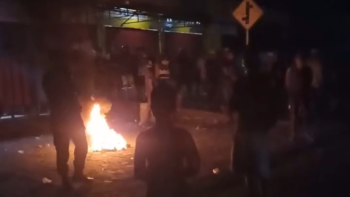 Ratusan pendulang emas tradisional kembali aksi blokade Jalan Ahmad Yani, Timika, pada Selasa (24/3/2026). Foto: Eka/ Papua60detik