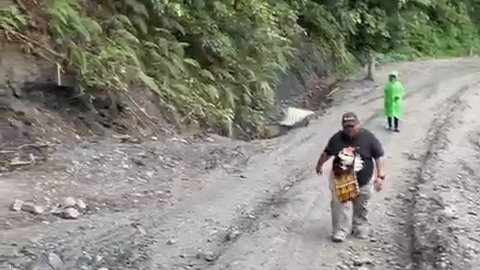 Jalan Trans Nabire-Paniai Kilometer 139 - 141. Foto : Elia Douw/Papua60detik