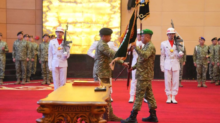 Mayjen TNI Febriel Buyung Sikumbang resmi menjabat sebagai Panglima Kodam (Pangdam) XVII/Cenderawasih menggantikan Mayjen TNI Amrin Ibrahim. Foto: Pendam XVII/Cen