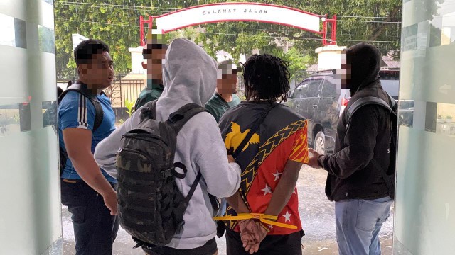 Satuan Tugas Operasi Damai Cartenz 2026 menangkap terduga pelaku peredaran amunisi ilegal di Papua. Foto: Humas Satgas ODC2026.