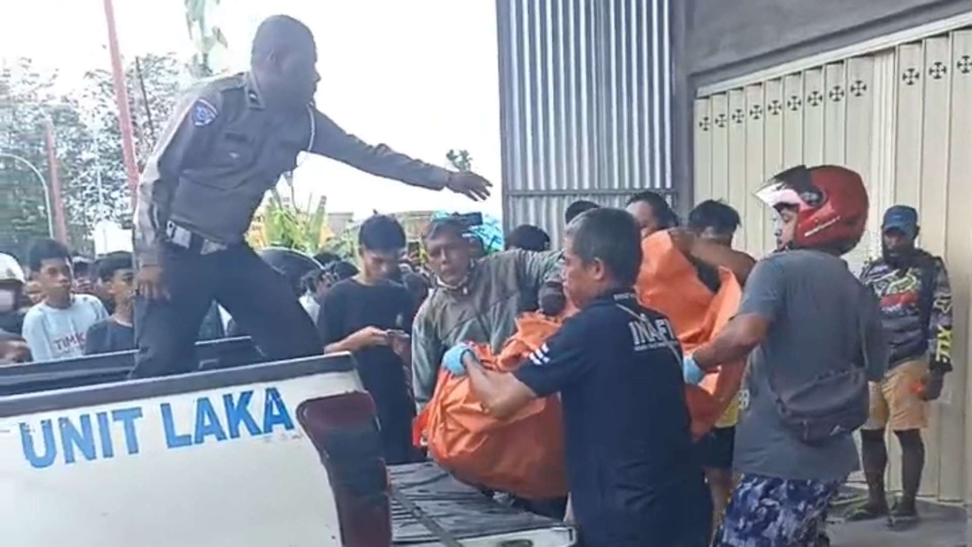 Aparat kepolisian mengevakuasi korban pembunuhan di depan ruko Jl. WR Supratman Timika. Foto: Eka/Papua60detik
