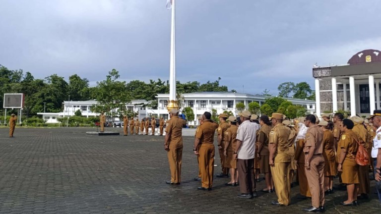 Bupati Mimika, Johannes Rettob saat memimpin apel, foto: Martha/Papua60detik