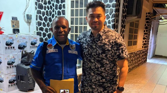 Ketua DPD KNPI Papua Tengah Yustinus Tebai kiri saat menerima SK resmi dari Ketua Umum DPP KNPI, M. Ryano Panjaitan kanan, Senin (30/3/2025). Foto : KNPI PPT For Papua60detik