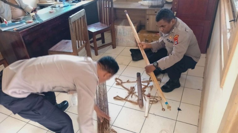 Hasil razia sajam dari penumpang pesawat di Bandara Mozes Kilangin Timika. Foto: Istimewa