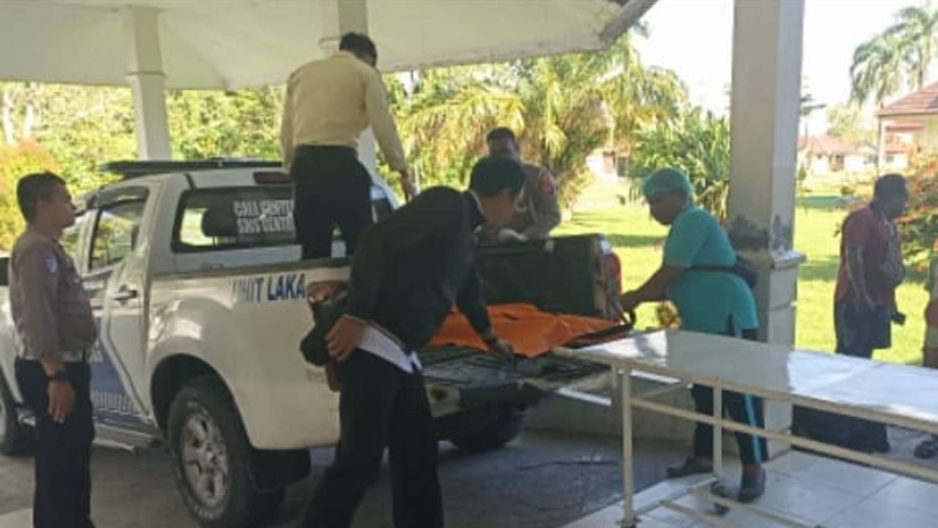 Jenazah  di Jalan Trans Timika–Nabire, Polisi: Diduga Korban Kecelakaan