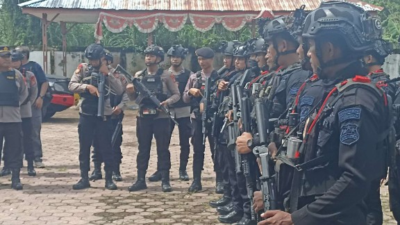 Aparat keamanan siaga kawal proses pemakaman jenazah di Kwamki Narama. Foto: Eka/Papua60detik