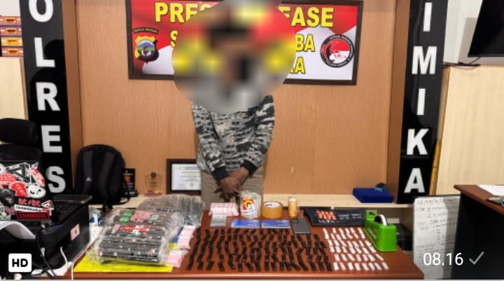 Terduga pelaku dan barang bukti diamankan di Polres Mimika. Foto: Istimewa