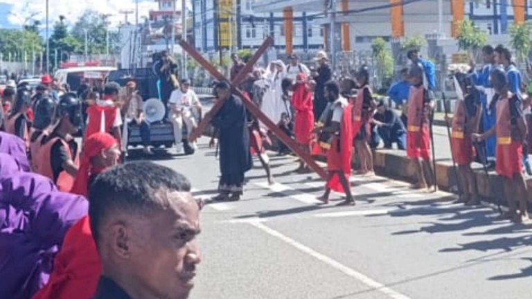 Jalan salib hidup di Timika, foto: Martha/Papua60detik
