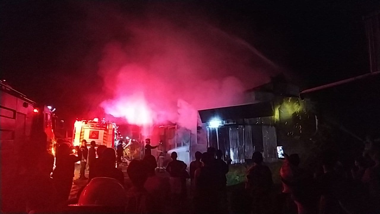 Kebakaran hebat di Jalan Poros Timika - Mapurujaya KM 8. Foto: Istimewa