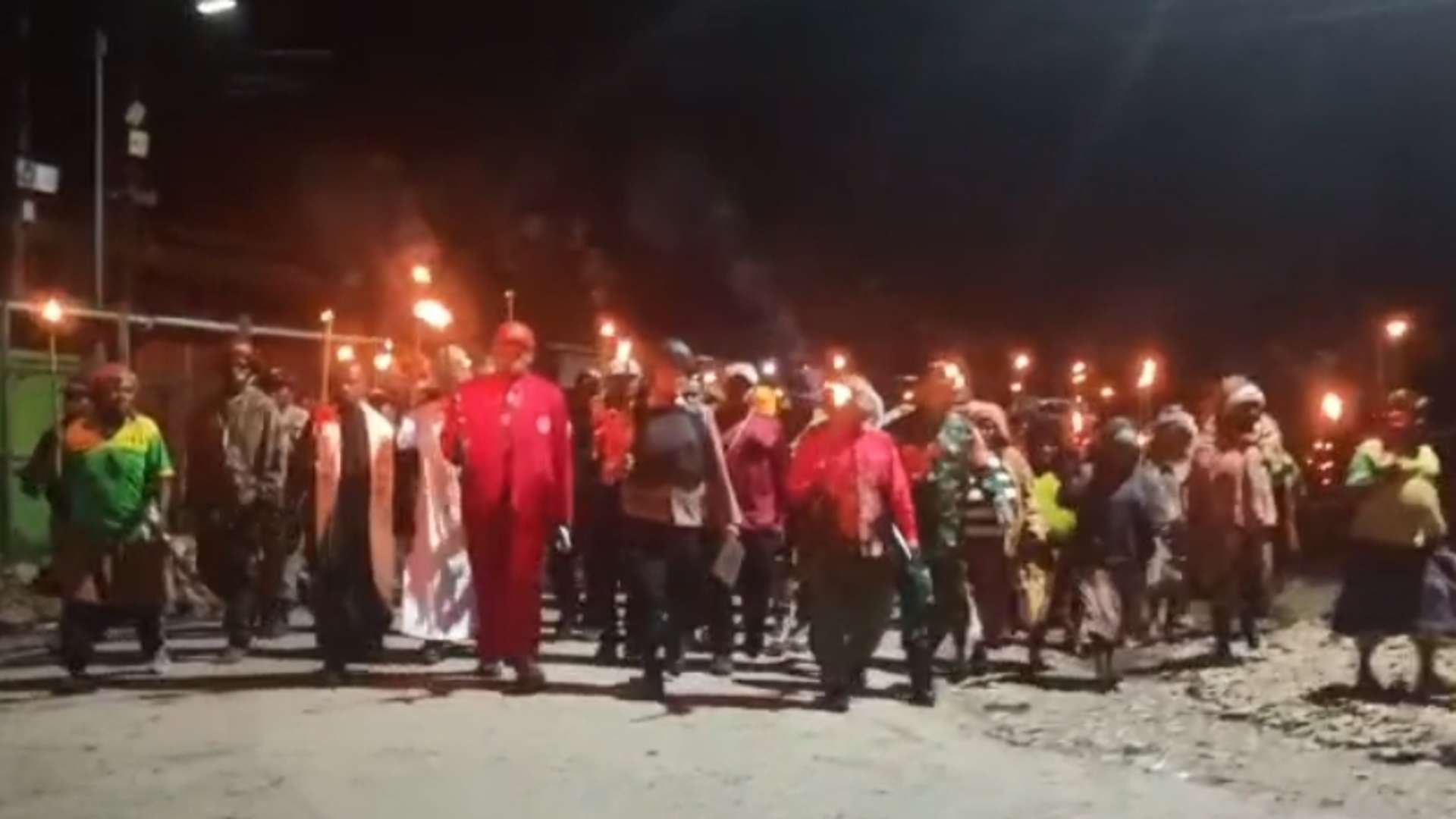 Pemerintah Kabupaten (Pemkab) Deiyai bersama masyarakat gelar pawai obor Paskah. Foto : Screenshot Video