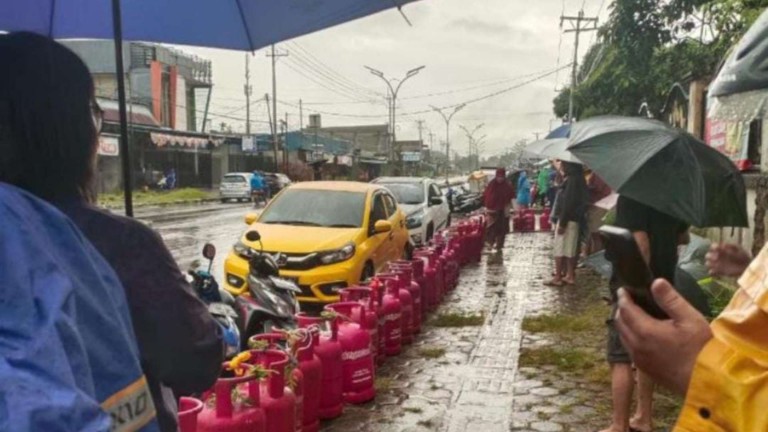 Warga antri LPG,  foto: Istimewa