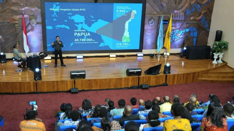 kuliah umum oleh Presdir PTFI oleh Presdir PTFI, Tony Wenas di Uncen . Foto: Corpcom PTFI