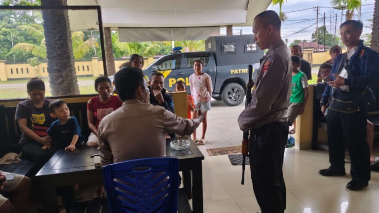 Anggota Polsek Kuala Kencana mengamankan korban di kantor polisi Foto: Istimewa
