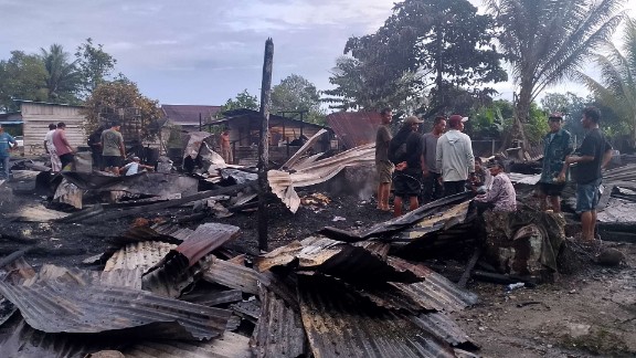 Dua rumah rata dengan tanah usai dilalap si jago merah di Kampung Naena Muktipura Iwaka, Mimika. Foto: Istimewa