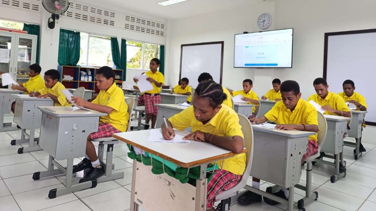 Peserta lomba potensi sains sedang mengerjakan soal, foto: Martha/Papua60detik