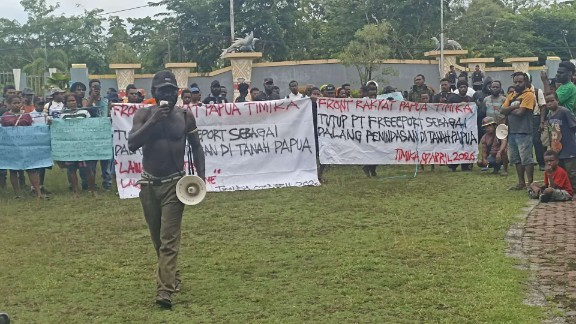 Aksi FRP di Kantor DPRK Mimika. Foto: Istimewa