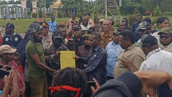 FRP serahkan dokumen tuntutan ke DPRK Mimika. Foto: Eka /Papua60detik
