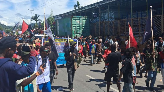 Massa aksi demontrasi FRB long march menuju Kantor DPR Papua Tengah. Foto: Jhon for Papua60detik