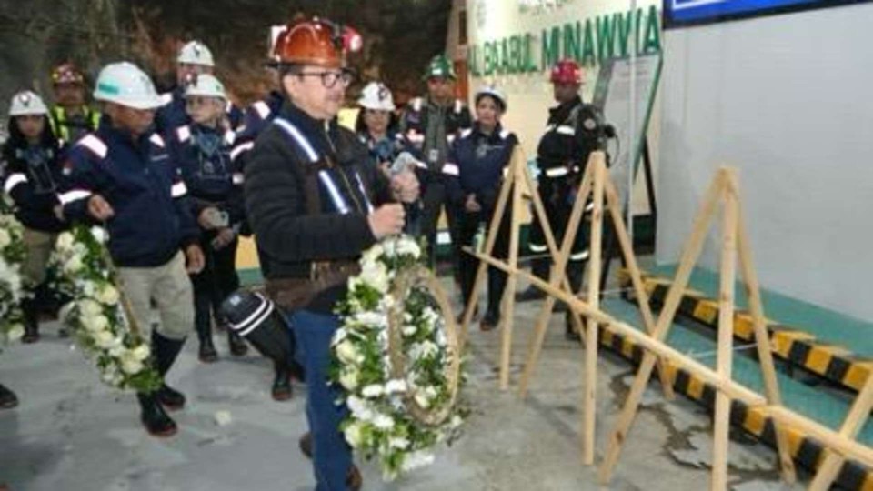 Presdir PTFI Tony Wenas meletakkan karangan bunga sebagai bentuk penghormatan kepada para korban  insiden di tambang bawah tanah yang terjadi pada September 2025 lalu. Foto: Corpcom PTFI