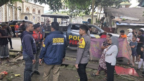 Personel Polres Mimika dan Polsek Mimika Baru merespon TKP pembunuhan di Jalan Bhayangkara Jalur 1, Timika. Foto: Istimewa