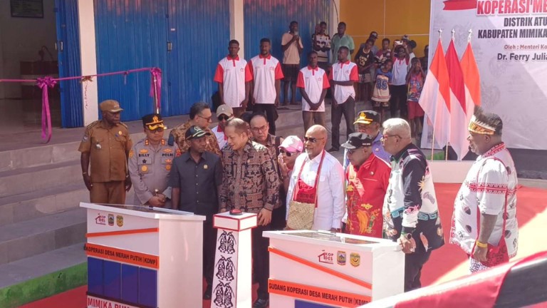 Menteri Koperasi RI dan rombongan meninjau KDMP Atuka, foto: Martha/Papua60detik