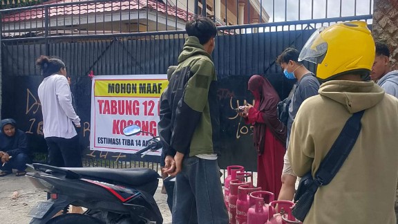 Warga Timika mengantri LPG di Jalan Yos Sudarso, Foto: Martha/ Papua60detik