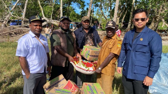 Komisi IV DPRK Mimika saat memberikan bantuan sembako dan diterima Kepala Kampung Timika Pantai, Kamis (9/4/2026). Foto: Joe Situmorang/ Papua60detik