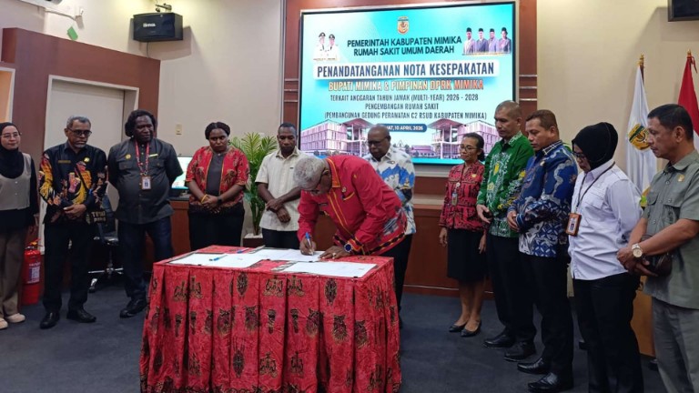 Tanda tangan nota kesepahaman (MoU) Pemkab Mimika dengan DPRK Mimika, foto: Martha/ Papua60detik