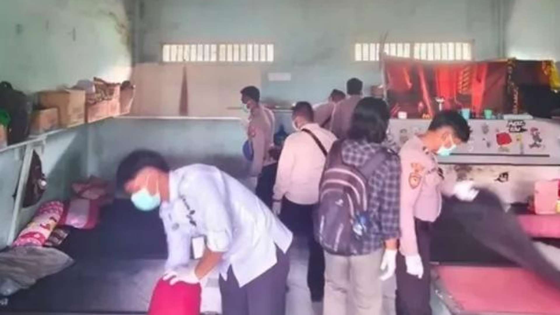 Petugas Lapas Timika bersama Polres Mimika razia barang terlarang di hunian WBP. Foto: Lapas Kelas IIB Timika