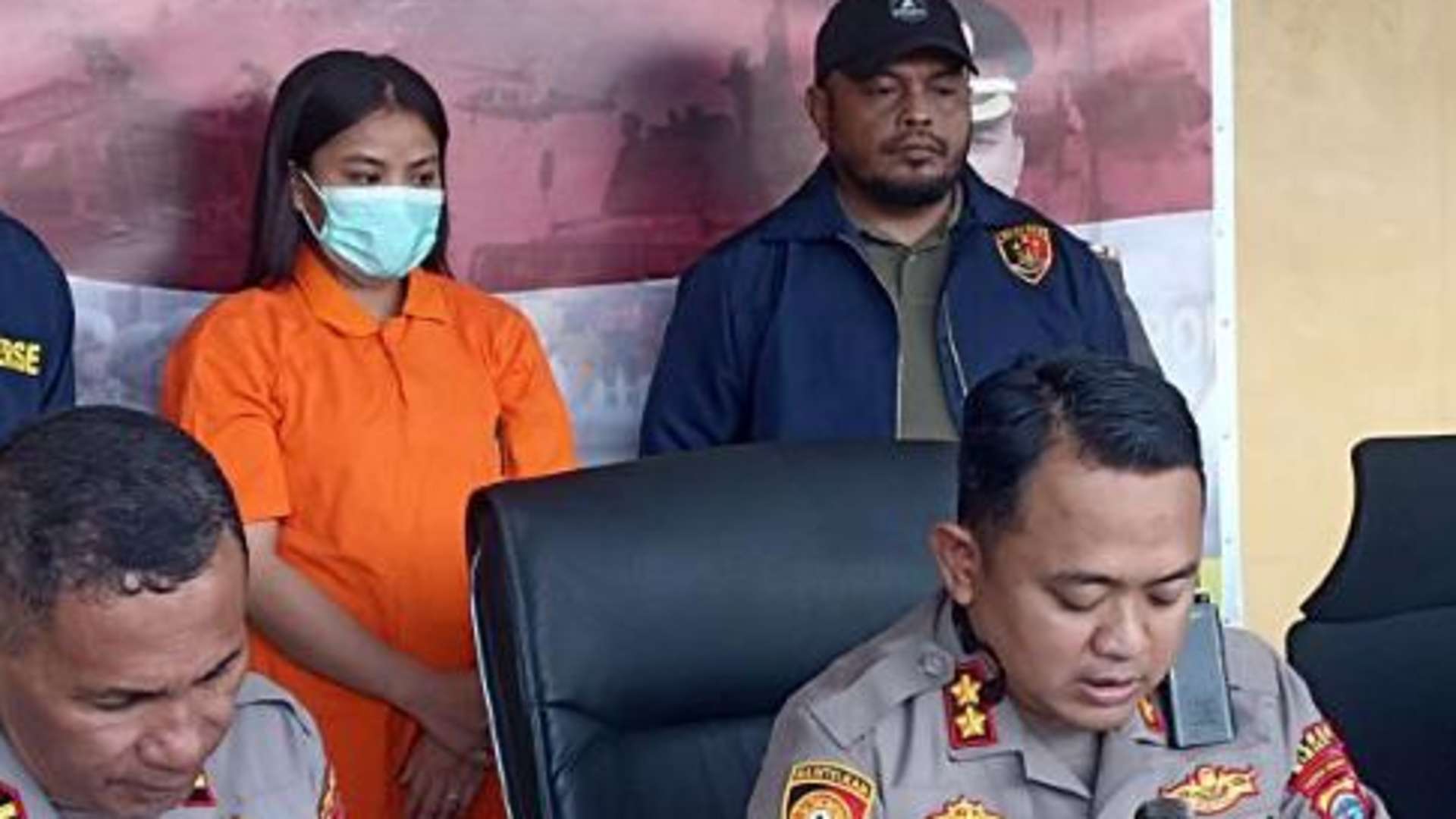 Konferensi pers pelaku pengedar uang palsu dengan tersangka AMS pada September 2025 di Polres Mimika Mile 32. Foto: Eka/Papua60detik