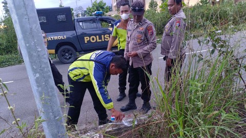 Aparat kepolisian respon TKP laka tunggal di mile 32. Foto: Humas Polres Mimika