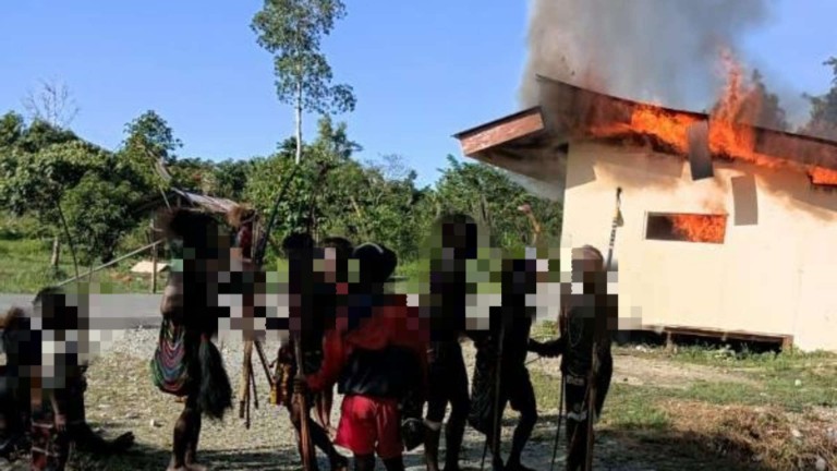 Pos Brimob di Kwamki Narama dilaporkan dibakar sejumlah massa. Foto: Istimewa