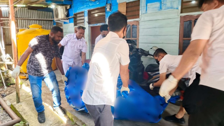 Satuan Reserse Kriminal Polres Nabire merespon dan mengevakusi mayat berinisial YT. Foto: Humas Polres Nabire