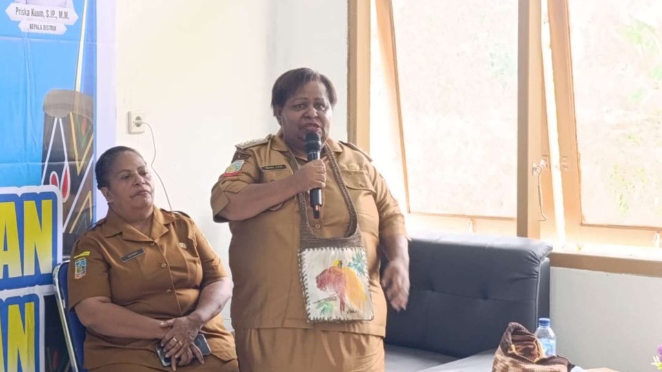 Kepala Distrik Mimika Timur Jauh, Friska Kuum membuka mengikuti sosialisasi pencegahan KDRT, foto: Martha/Papua60detik