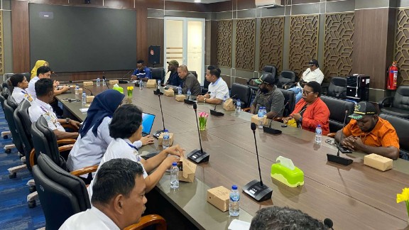 Komisi IV DPRK Mimika saat Kunker ke Dishub Selasa (14/4/2026). Foto: Joe Situmorang/Papua60Detik