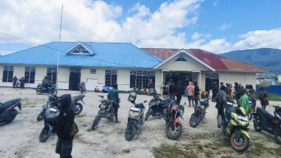 Warga Kabupaten Deiyai Sedang ramai mendatangi kantor Dukcapil. Foto : Elia Douw