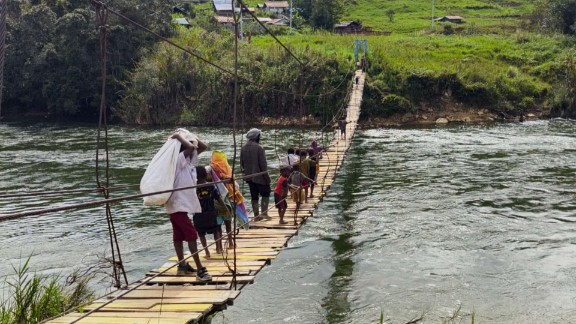 Sejumlah siswa SD dan Warga menyeberangi jembatan Yawei Dagokebo Foto: Saverius for papua60detik.id