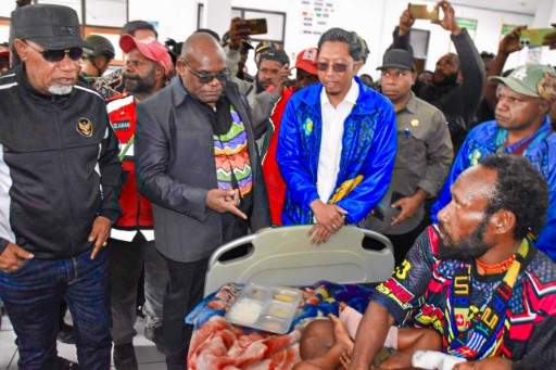 Gubernur Papua Tengah Meki Nawipa dan Deinas Geley saat mengunjungi korban penembakan di Mulia Puncak Jaya. Foto: Humas Pemprov Papua Tengah