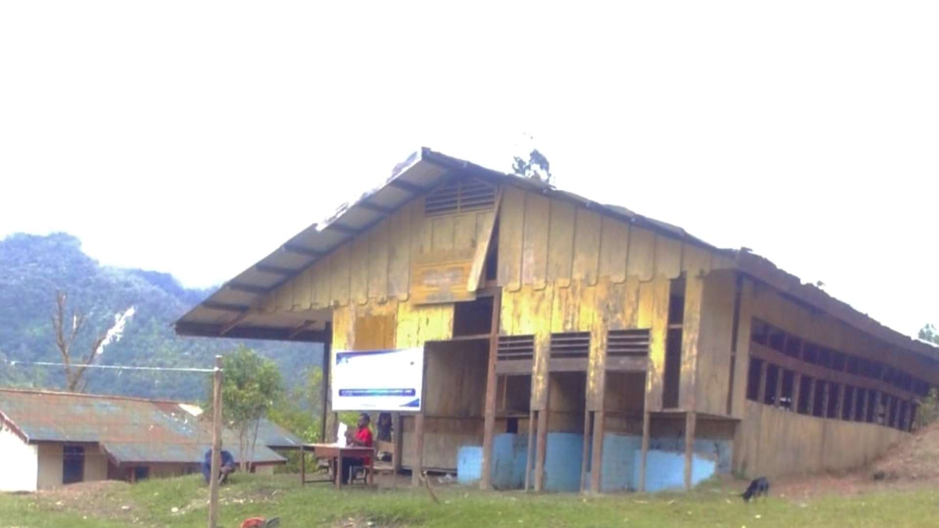 SD Negeri Inpres, Kampung Unabundoga, Distrik Agisiga, Kabupaten Intan Jaya telihat mengalami lapuk pada bagian samping dan depan. Foto : Wenius For Papua60detik