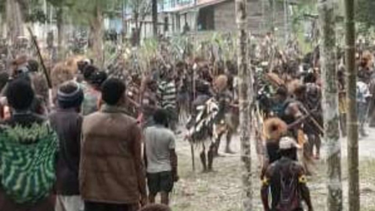 Kelompok massa di konflik Kwamki Narama. Foto: Istimewa